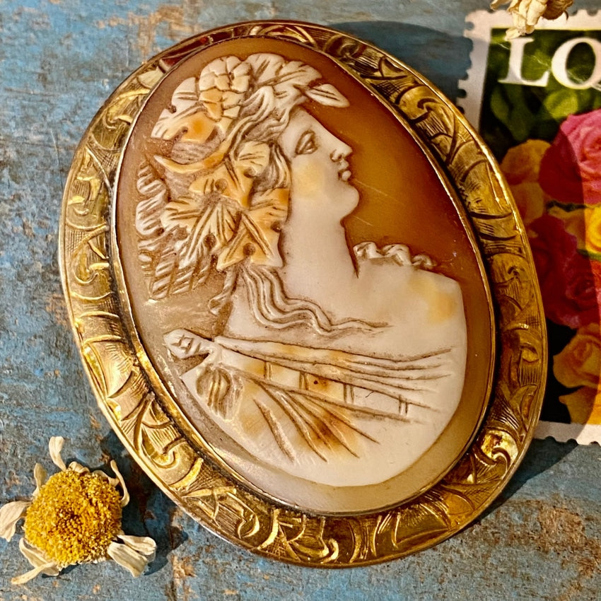 Very Fine Italian Hand Carved Cameo 10K Yellow Gold Brooch Antique Brooches & Lapel Pins
