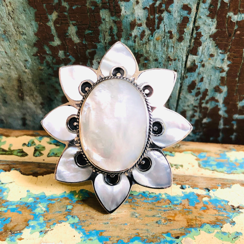 New Old Store Stock Mother-Of-Pearl Flower Ring Size 8 Ring