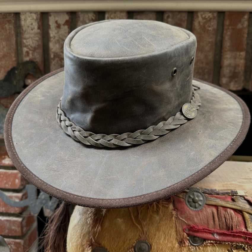 https://yourgreatfinds.net/cdn/shop/files/pre-owned-barmah-oiled-leather-foldaway-bronco-hat-large-brown-974_1200x.jpg?v=1705903619
