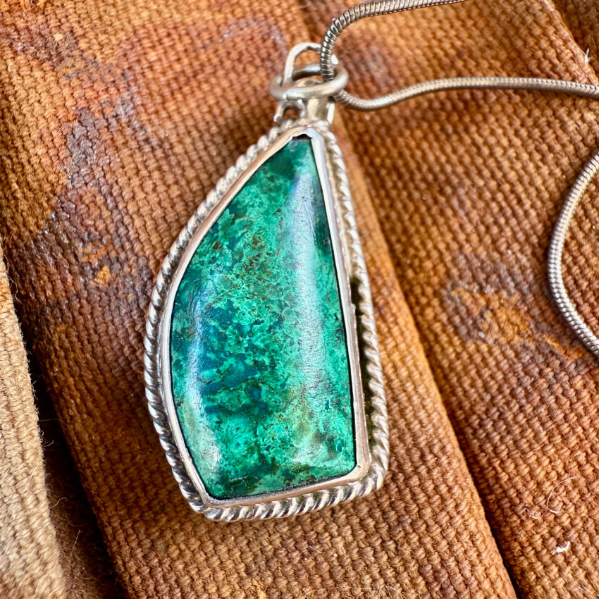 Vintage Navajo Sterling Silver & Parrot Wing Chrysocolla Necklace necklace