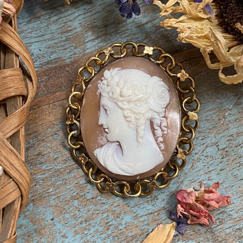 Antique Pinchbeck Carved Shell Left Facing Cameo Brooch